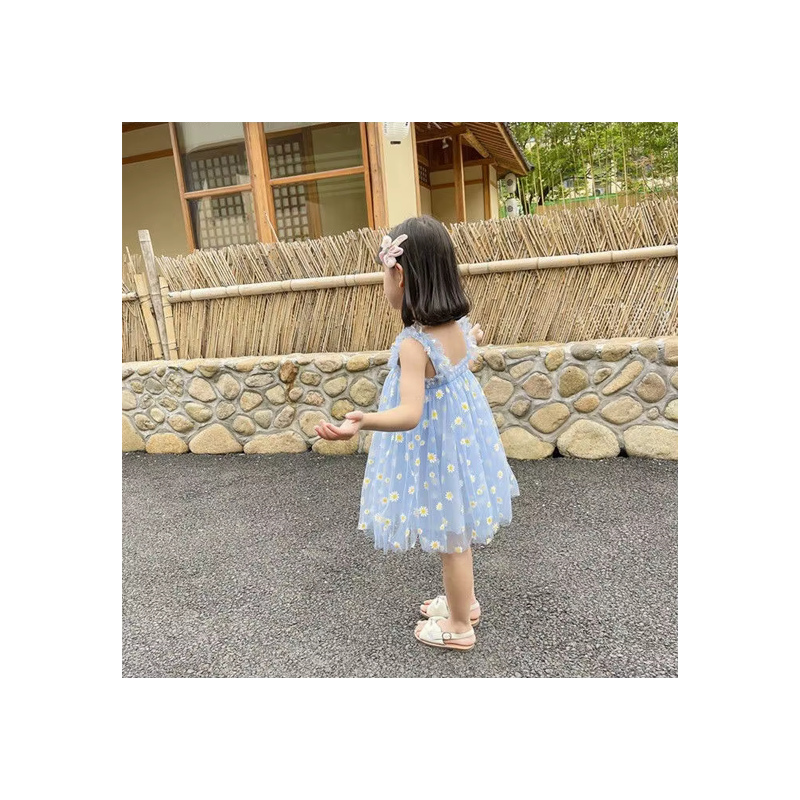Vestido celeste con margaritas bordadas